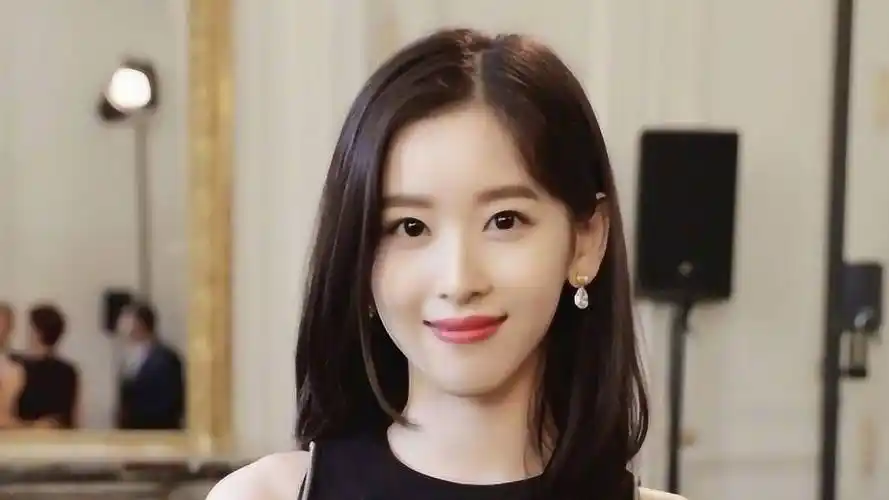 章泽天现身牛津图书馆,头顶白发显露,岁月痕迹难掩其魅力