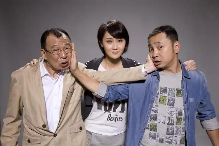 比如在和杨千嬅及吴彦祖合作的《新扎师妹2》中,许绍雄饰演的钟sir