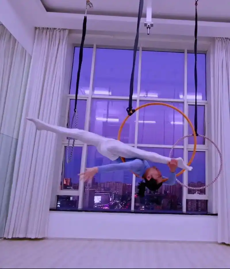 空舞帅哥的空中花式一字马.#高难度动作 #杂技 #一字马 # - 抖音