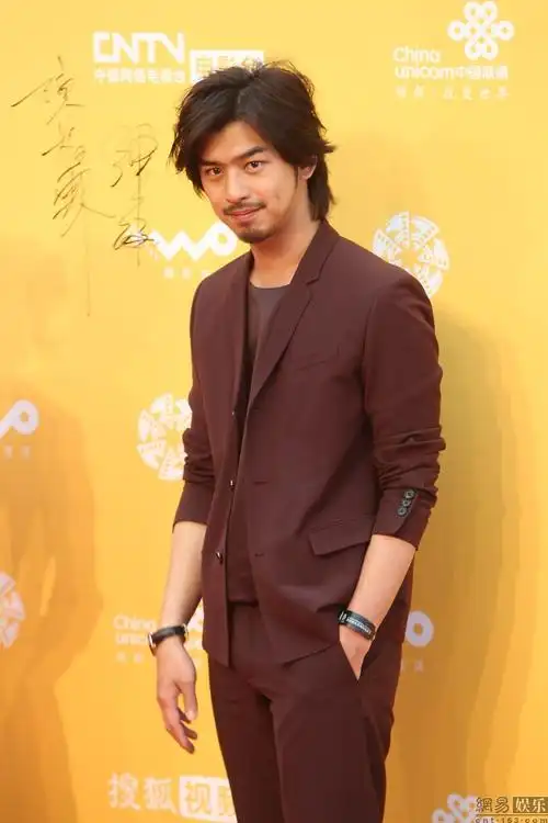 陈柏霖长发蓄须亮相北京国际电影节