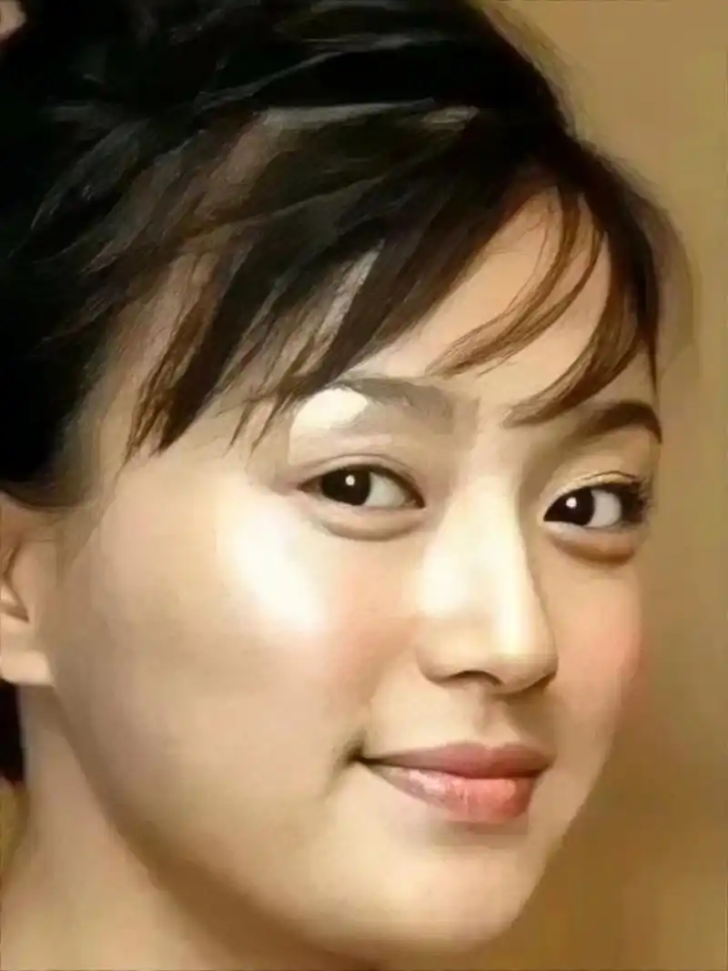 秦岚年轻时的脸颊丰满可爱,展现出青春的美丽.