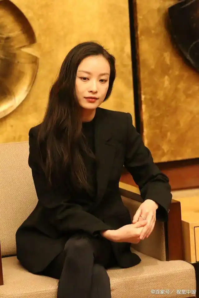 穿着一身黑色小西装的倪妮看起来更加端庄优雅了,当她垂下眼帘时,真的