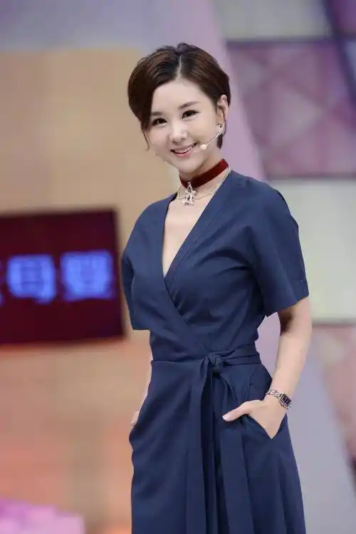 原创李小萌身材有点肉更性感穿挂脖露背连衣裙亮相像人间水蜜桃