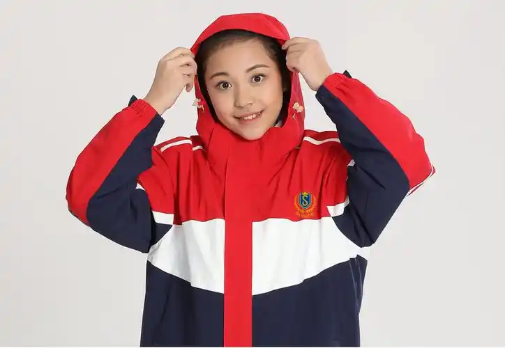 漂亮的校服有助于提高中小学生的学习兴趣.