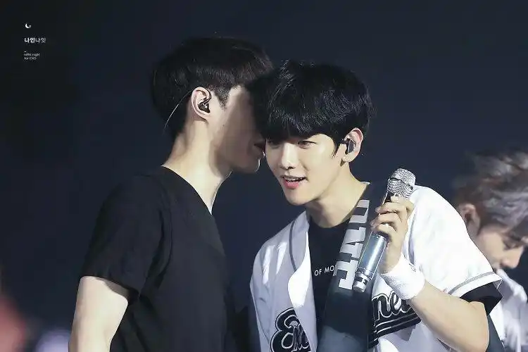 张艺兴和边伯贤的合照演唱会