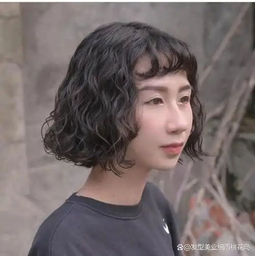 短发烫个卷也非常的好看上镜,显得复古还有港风洋气的气息,刘海选择卷