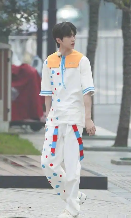 原创蔡徐坤的小丑装好有少年感彩色波点帅气又可爱变身蔡三岁