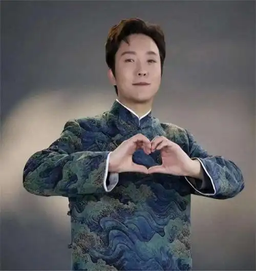 展现潜能在舞台上,李玉刚展现了惊人的天赋,独自游刃有余地在男嗓与女