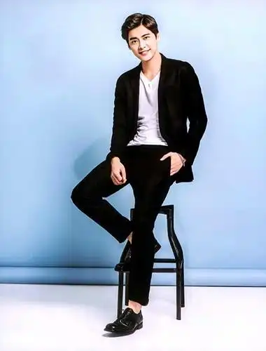 李易峰晒墨镜自拍照 感叹近日生活充实温馨(4)