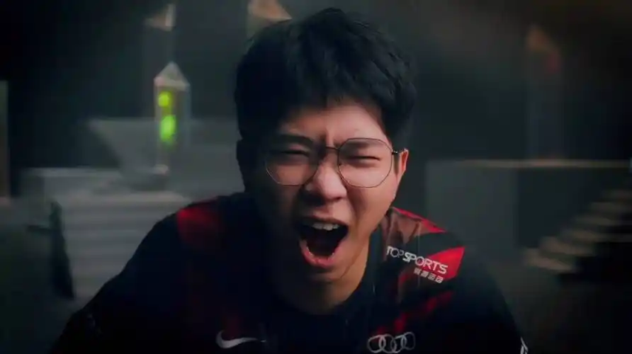 当时赛后还有一个非常有趣的表情图就是the shy在场下开怀大笑,easy