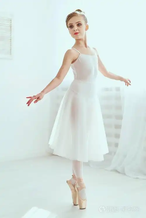 美丽的芭蕾舞演员在一个充满光线的白色工作室里摆姿势跳舞.