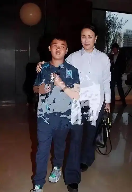 那英儿子高兴被父亲抛弃留下阴影母亲再婚后继父待他如亲儿子