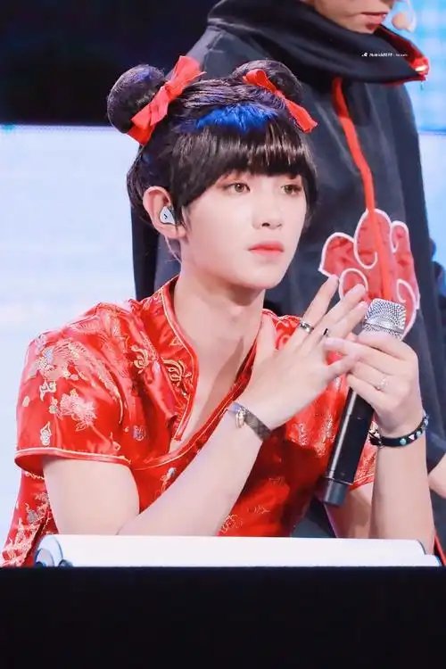 女装黄明昊:"我穿过旗袍,我扮春丽可好看了"双丸子头旗袍造型确实好看