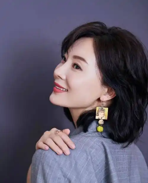 陈数新造型美腻了,一套西服look裙装穿搭出优雅气质感,美极了_发型