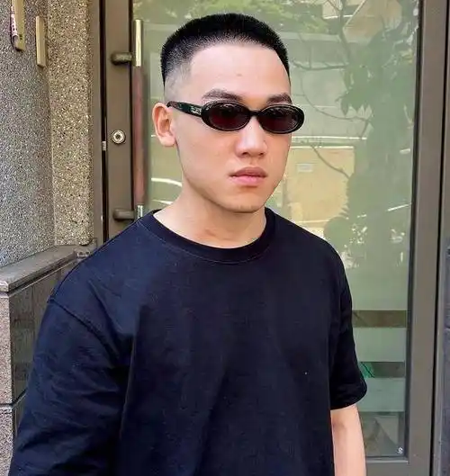 今年夏天的3款男生"超帅"发型,干净利落,比油腻的头发清爽多了_短发