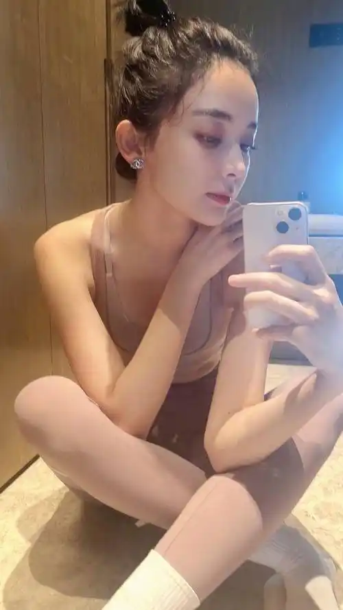 古力娜扎身穿粉色运动bra,晒健身美照_身材_锻炼_管理