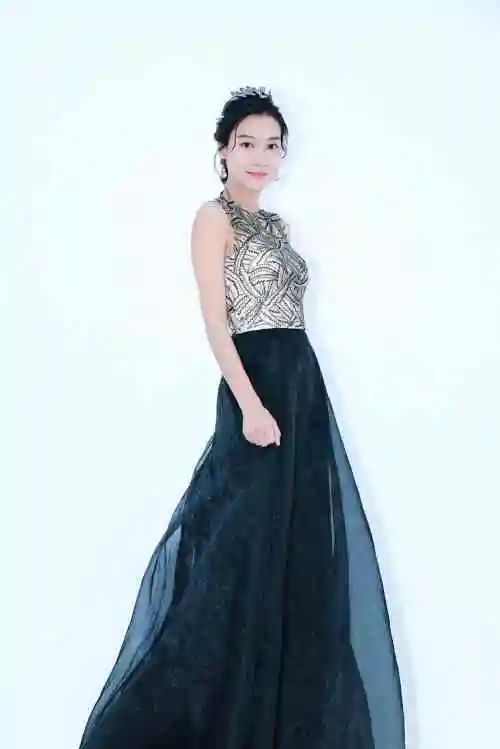 露莎出席吉安王府井春晚 面对观众露亲切笑容