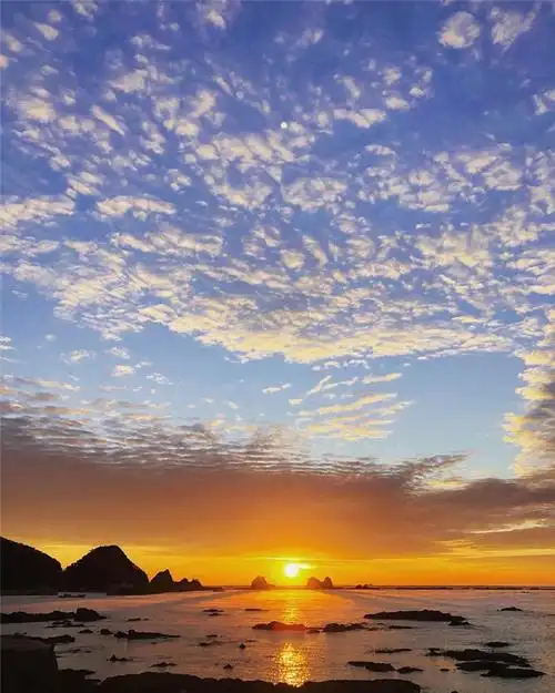 一片云彩;但只要是夕阳西下,云霞满天,不同的风景都会拥有同样的美丽!