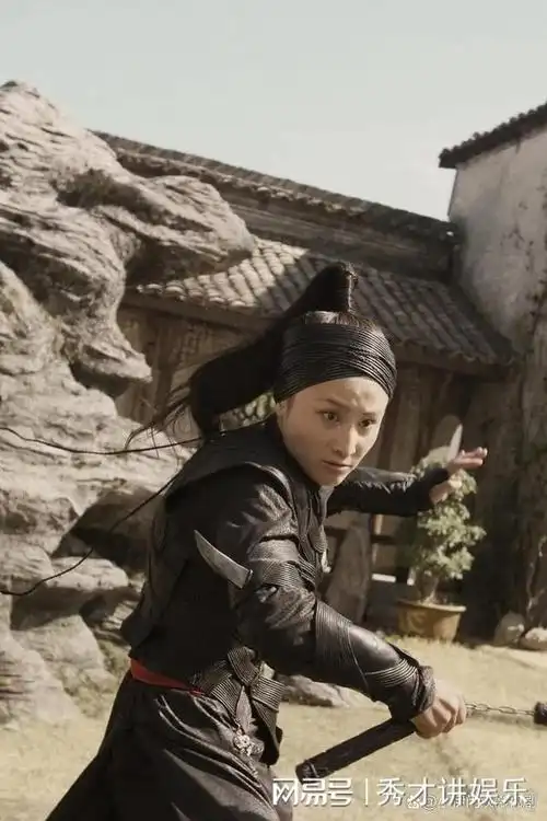 中饰演女一号万小洁;2015年参演巨制《荡寇风云》,跟剧中的万茜并肩