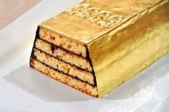 日本酒店推出情人节"金条蛋糕" 金光闪闪不忍下口