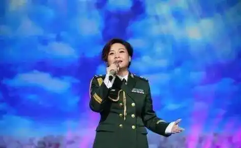 21岁的李琼凭借一首《山路十八弯》成为了当年家喻户晓的女歌手之一