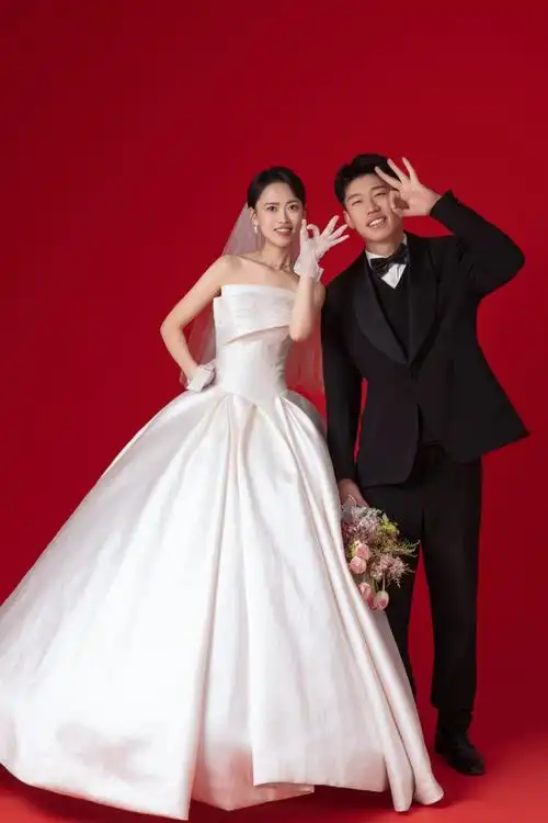 极简得纯色背景77白纱
高级喜庆又充满仪式感#红底婚纱照 #婚纱照