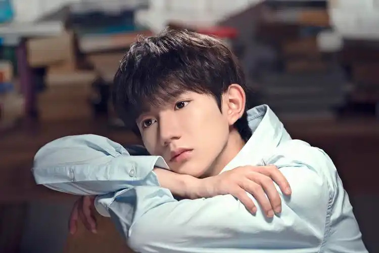 放大图片,都能清楚地看到王源脸上的细小绒毛,也能从王源的侧脸上看见