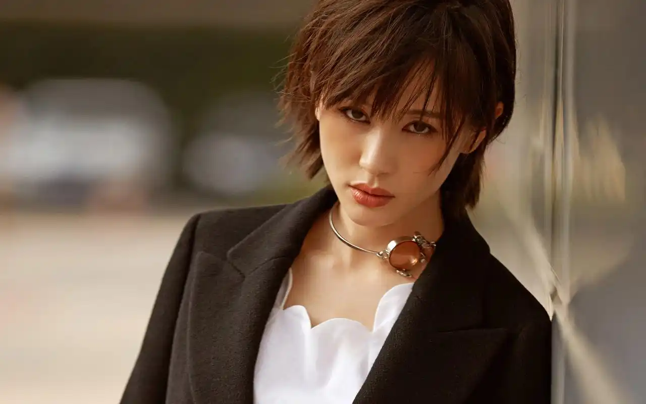 王子文干练迷人黑色西装时尚街拍桌面壁纸