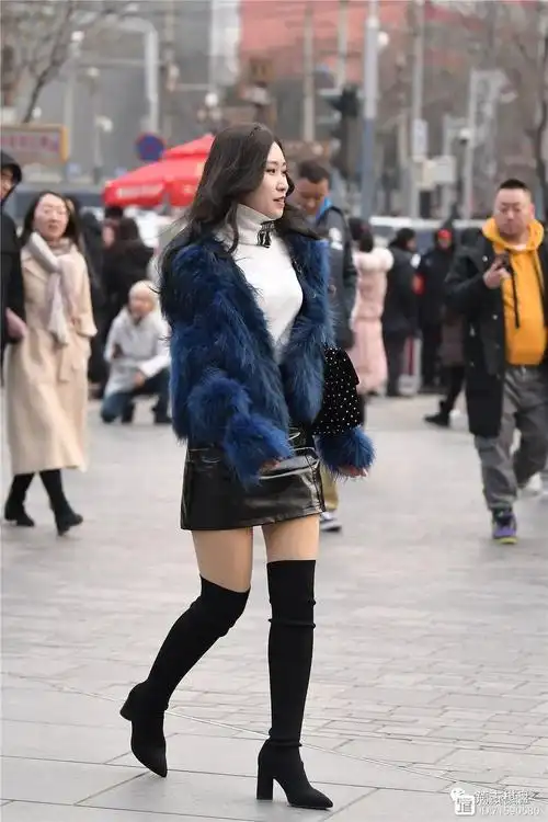 黑色高腰皮裙,搭配黑色粗跟过膝长靴,简约时尚搭冬季穿搭