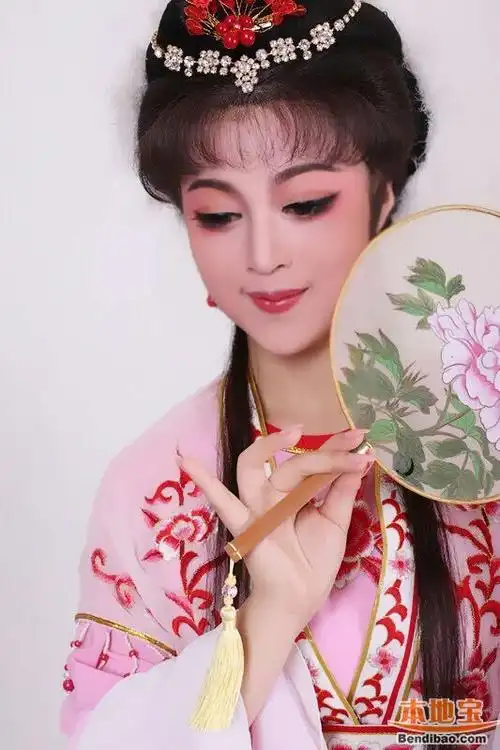 张羽萌:1996年出生,优秀越剧新秀.