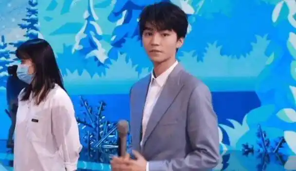 王俊凯等关晓彤彩排,迟到也不生气,小凯主动打招呼,生图也是巴掌脸