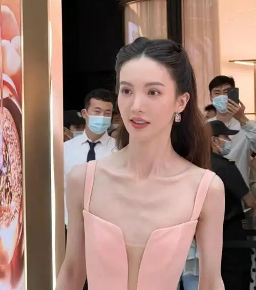 当"纸片人"混进央视剧,撞上健硕身材演员,堪称"降维"打击|金晨|张若昀