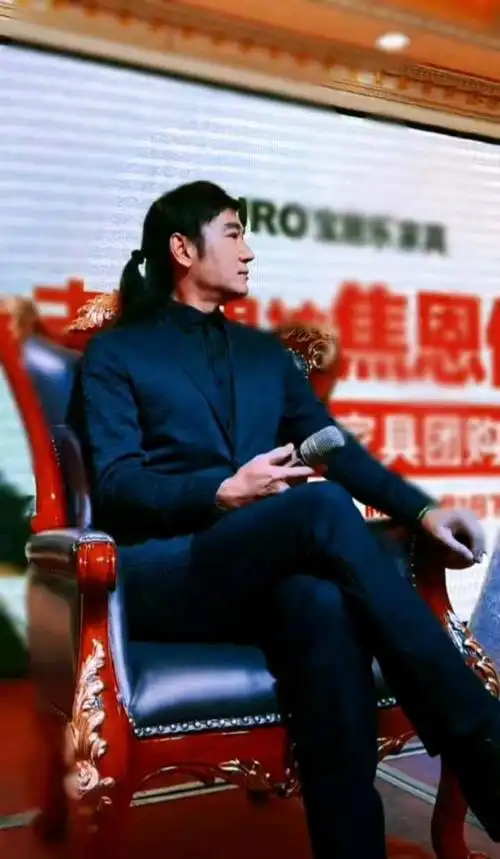 焦恩俊,估计�的人都会想起他演的李寻欢,那一副风流倜傥的样子着实