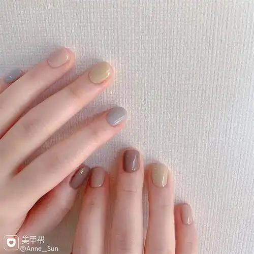 跳色简约短甲纯色本周最火美甲图片