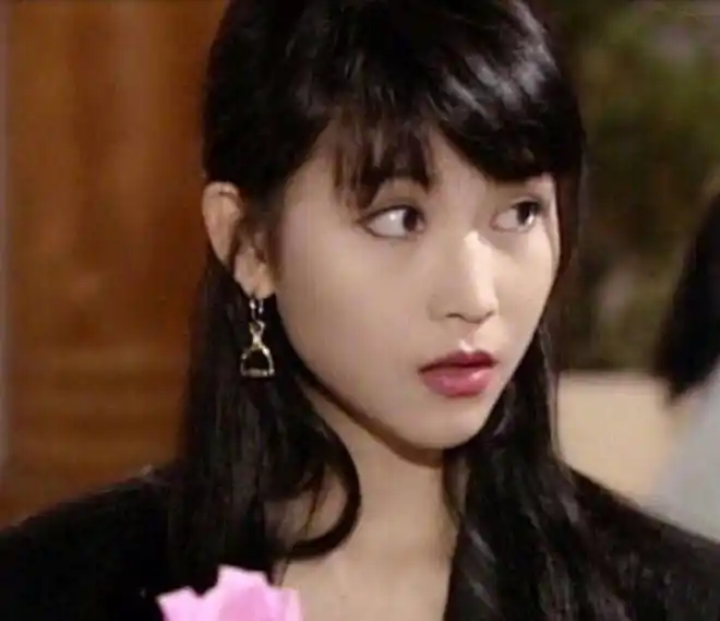 这张照片是刘嘉玲年轻时候的照片,很难想象照片中的女人就是刘嘉玲