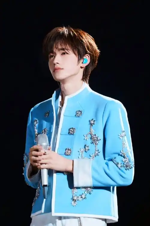 宋亚轩晒唯一舞台照