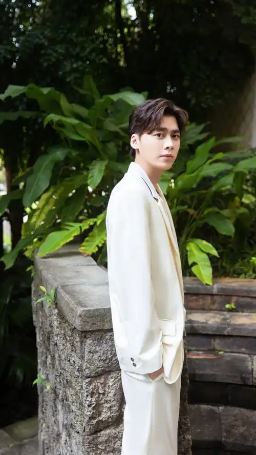 歌手李易峰,演技出众,绅士儒雅,帅气英俊,来看帅照吧