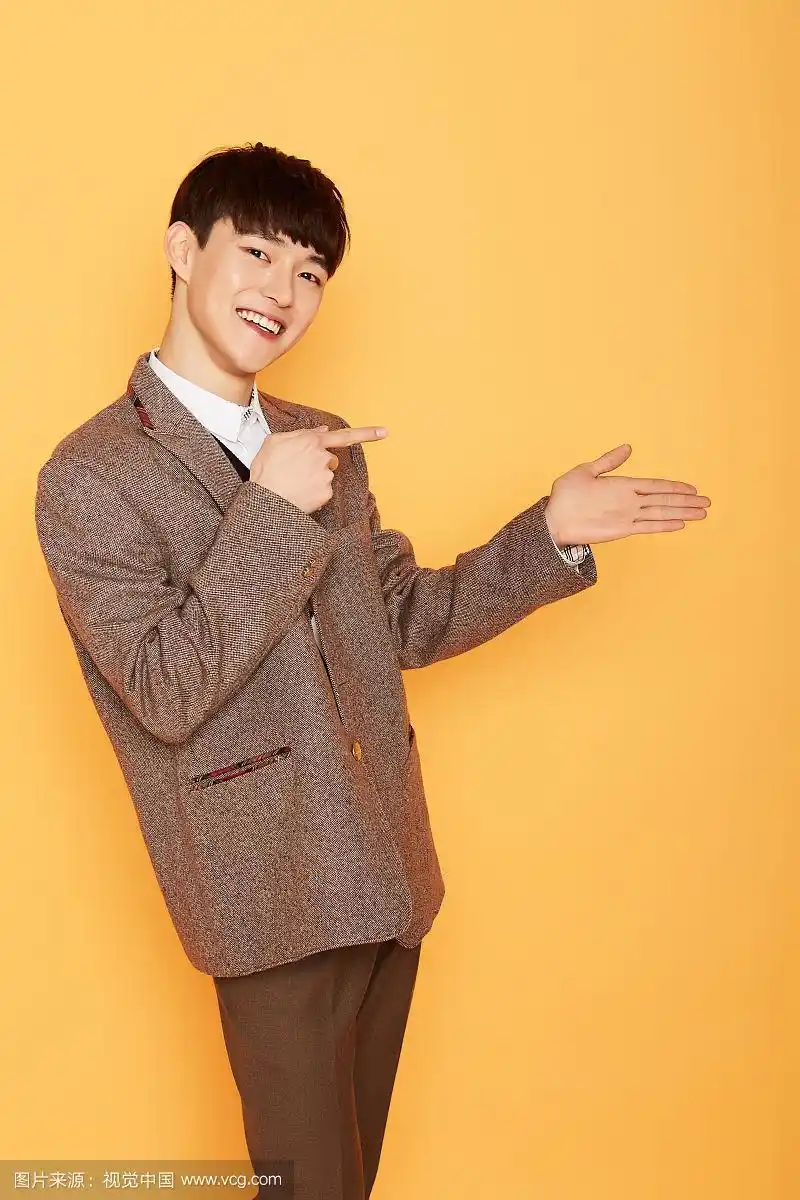 韩国人,高中生,校服,男人,微笑,指向(手势)