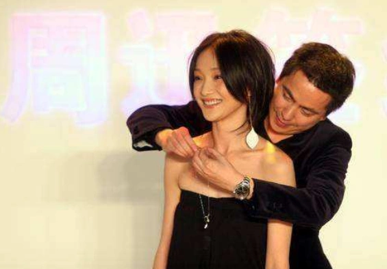 看清女星在大佬面前的表现后,才明白镜头前的矜持,都是装出来的