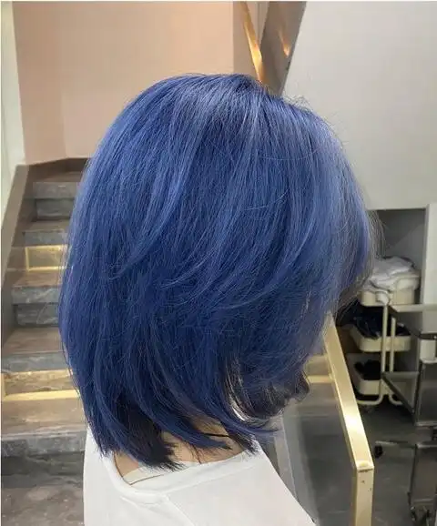 染前要试一片头发,自然停放20分钟,看颜色结果,再根据想要的效果去