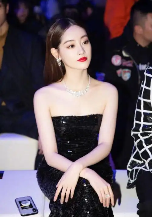 被祝绪丹惊艳到了穿黑色抹胸礼服超级抢眼难怪能吸引韩国粉丝