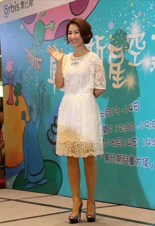 关咏荷55岁又怎样?穿白色连衣裙配波波头亮相,好气质不惧时间