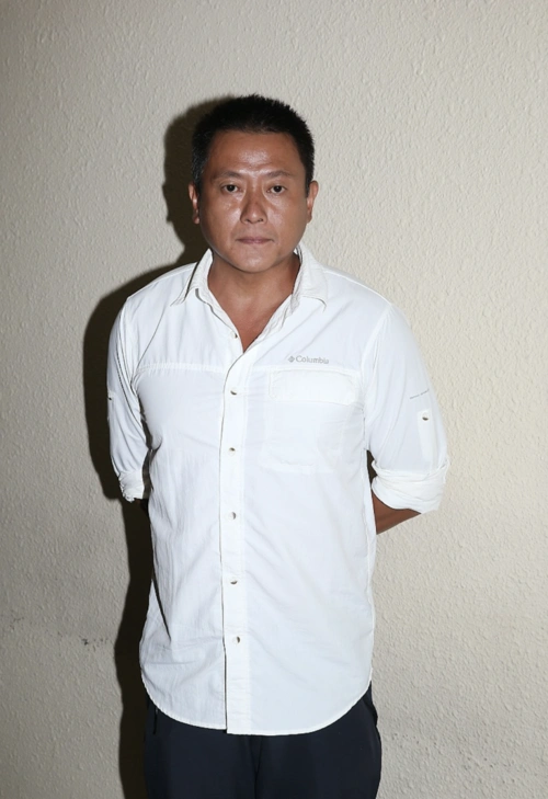 原创魏骏杰离婚后首度公开露脸自揭照顾女儿压力大头发花白显苍老