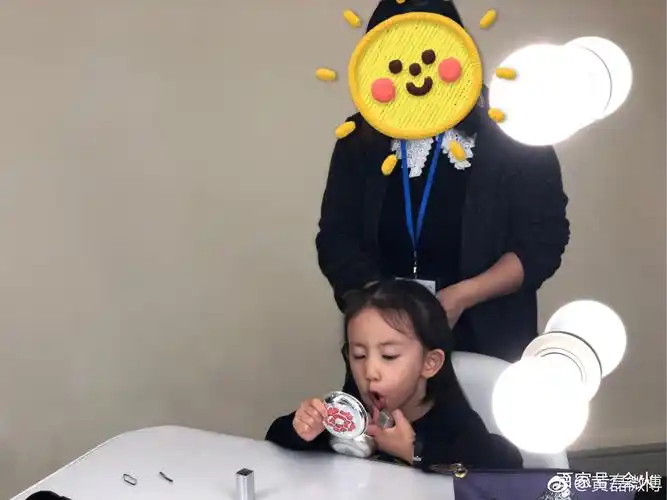 黄磊小女儿近照曝光,4岁多妹爱美抹口红手势超专业,可爱爆表!