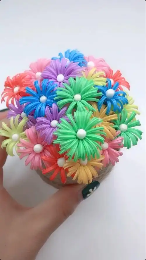 吸管和棉签做一盆花,再配上矿泉水瓶做的花篮,看完我都爱了