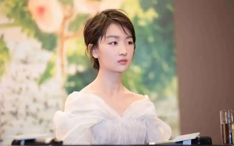 年少有为周冬雨三十而已攀影史高峰却一直被质疑但从未摔倒过