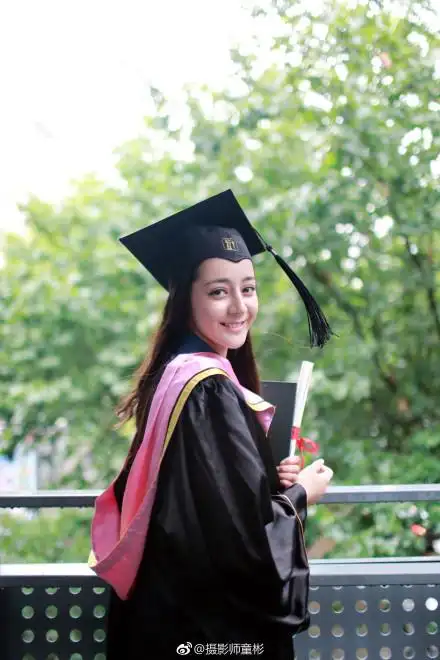 迪丽热巴毕业照青涩甜美 和寝室非主流自拍画风相差颇大