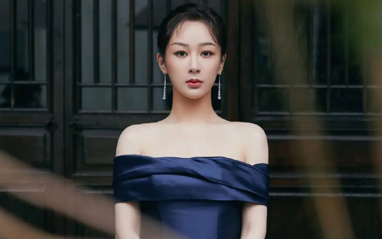 杨紫蓝色露肩裙性感写真桌面壁纸_大陆明星_壁纸下载_美桌网