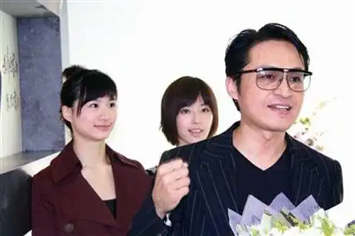 马景涛妻子女儿曝光 犹如一对姐妹花(组图) 大家猜猜哪个是妻子哪个是