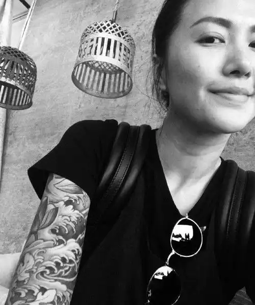 但是,小编才不要把她介绍给你呢~      关于谭维维纹身花臂